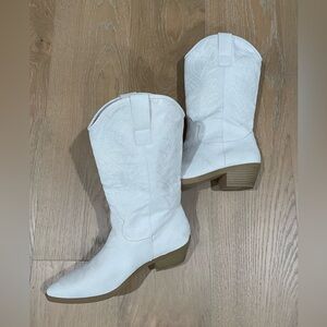 Women’s size 11 off-white cowboy boots. 2 inch heel man-made uppers.
